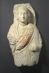 Begravelsesfigur av en kvinne, funnet i Oxyrhynchos, 3.-4. århundre (kalkstein med spor av gesso og maling)