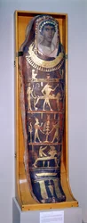 Malt og forgylt mumiekasse av Artemidorus med enkaustisk portrett i hellenistisk stil, fra Hawara (malt og forgylt stukk) (se også 46817 og 26166)