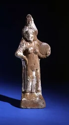 Statuett av gudinnen Isis som holder en tympanon (malt terrakotta)