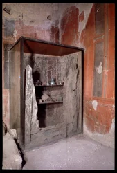 Karbonisert garderobe, Casa a Graticcio, 5. århundre f.Kr.-1. århundre e.Kr