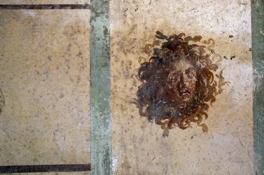 Gorgons hode, freskomaleri fra House of Caius Julius Polybius, Pompeii (UNESCOs verdensarvliste