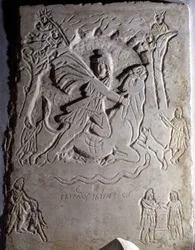 Lavt relieff som representerer offeret til Mithra (en ung mann som slakter en okse). Musei Capitolini, Roma.