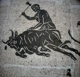 Mosaikk som viser en scene av en okseslakting og funnet i Ostia (Ostia) (nær Roma). For tiden bevart i den tidligere Ostia brannhall.