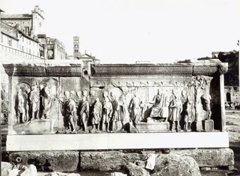 Pluteus av Trajan med skildringer av Institutio Alimentaria (marmor) (s/hvitt foto)