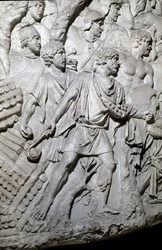 Romersk kunst: "" Dacian-krigere ved hjelp av en steinkaster (spyd) under den første krigen i Dacia"" Form fra 1862 som gjengir basrelieffene av søylen til Trajan (søylen Trajane) (Colonna Traiana) i Roma bygget under regjeringen av Keiser Trajan (53-117).
