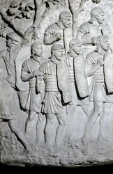 Romersk kunst: "" Romerske legionærer klar til kamp"" Form fra 1862 som gjengir basrelieffene av søylen til Trajan (søylen Trajane) (Colonna Traiana) i Roma bygget under keiser Trajans regjeringstid (53-117). Trajane-søylen minnes seieren