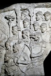 Romersk kunst: "" Krigere som bærer Vexillum (romerske bannere)"" Form fra 1862 som gjengir basrelieffene til søylen til Trajan (Trajane-søylen) (Colonna Traiana) i Roma bygget under keiser Trajans regjeringstid (53-117). Trajane-søylen til minne om v
