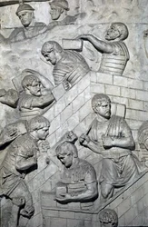 Romersk kunst: "" bygging av et fort i det romerske leirstedet"" Form fra 1862 som gjengir basrelieffene til søylen til Trajan (søylen Trajane) (Colonna Traiana) i Roma bygget under keiser Trajans regjeringstid (53-117) . Trajane-søylen minnes t