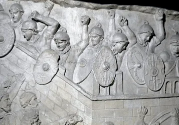 Romersk kunst: "" Romerske soldater til forsvar av en høyborg"" Form fra 1862 som gjengir basrelieffene av søylen til Trajan (søylen Trajane) (Colonna Traiana) i Roma bygget under keiser Trajans regjeringstid (53-117). Trajane-søylen til minne om vi