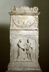 Romersk kunst: gravalter dekorert med en bryllupsscene (Junctio dextrarum). Lavt relieff. Roma, Museo Nazionale Romano. Ekteskapelig håndtrykk (Junctio dextrarum). Marmorrelieff, romersk kunst, fra gravalteret til et ektepar. Roma, Museo Nazionale Romano