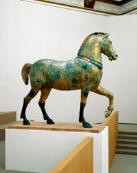 Statue av en av de fire triumferende quadriga-hestene i San Marco (bronse)