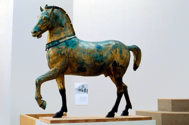 Statue av en av de fire triumferende quadriga-hestene i San Marco (bronse)