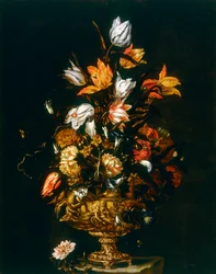 Metallvase med pregede blomster