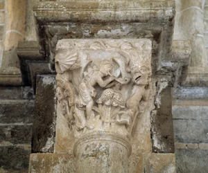 En musiker og en demon som symboliserer lechery (utskåret hovedstad)