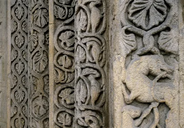 Dekorative detaljer av fasaden til basilikaen, tidlig på 1100-tallet (relieff)
