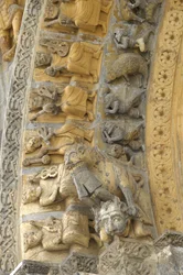 Detalj av det utskårne hvelvet på fasaden til katedralen Saint Marie, Oloron Sainte Marie (Atlantiske Pyreneene)