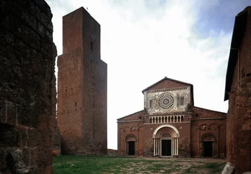 Fasade og tårn til kirken St Peter (san Pietro), bygget rundt 1250 og restaurert i 1870, Tuscania, Italia