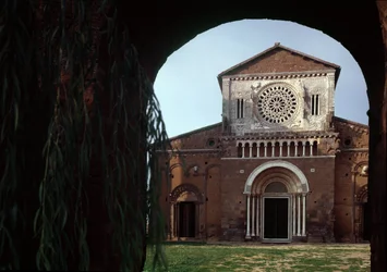 Fasade til kirken St Peter (san Pietro), bygget rundt 1250 og restaurert i 1870, Tuscania, Italia