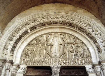 Den siste dom, skulpturert tympanon i Saint-Lazare-katedralen i Autun, romansk kunst fra 1200-tallet. Autun, Saône-et-Loire, Burgund, Frankrike.