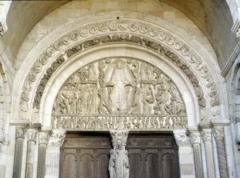 Den siste dom, skulpturert tympanon i Saint-Lazare-katedralen i Autun, romansk kunst fra 1200-tallet. Autun, Saône-et-Loire, Burgund, Frankrike.