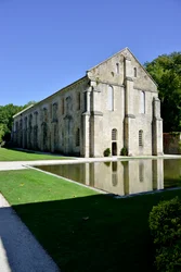 Romansk arkitektur: utvendig utsikt over smia til cistercienserklosteret Fontenay, Burgund, slutten av 1100-tallet (Abbey of Fontenay, Burgund, Frankrike: smia, slutten av 1100-tallet)