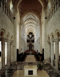 Romansk kunst: innvendig utsikt over basilikaen Saint Benoit sur Loire (Loiret) bygget mellom 1000- og 1200-tallet.