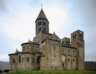Romansk kunst: utsikt over kirken Saint-Nectaire (1100-tallet).