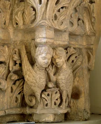Toppen dekorerer sirener og fugler etter modell av kirken Saint Loup de Naud (Seine og Marne) 1170. Paris, Museum of Monuments engelsk