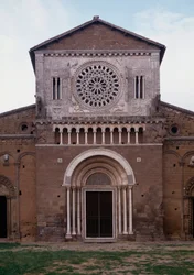 Utsikt over fasaden til kirken San Pietro (ca. 1250, restauree 1870) Tuscania, Italia (Fasade til kirken St Peter (san Pietro), bygget rundt 1250 og restaurert i 1870, Tuscania, Italia)