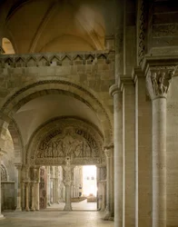 Utsikt over narthexen og den sentrale trommehinnen som representerer oppdraget til apotrene. Basilica of Santa Maria Magdalene (Sainte Marie Madeleine (1096-1106), Vezelay, Yonne