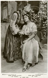 Rosina Filippi og Sari Petrass, skuespillerinner, c1912.