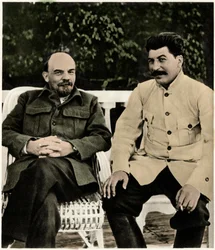Lenin (Vladimir Iljitsj Uljanov og Josef Stalin (Josef Vissarionovich Djougashvili) Gorki, august 1922 (bilde)