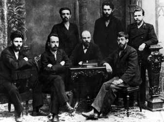 Lenin med en gruppe medlemmer av St Petersburg League of Struggle for the Emancipation of the Working Class, St Petersburg, februar 1897 (s/hv-bilde)