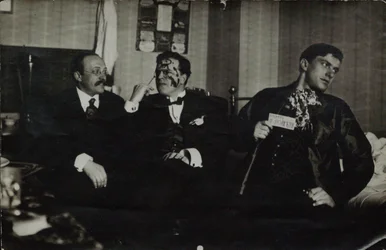 Vladimir Mayakovsky (til høyre) med David Burlyuk (i midten) og Andrei Shemshurin, 1914, Moskva