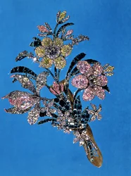 Brosje i form av en stor bukett med briljantslipte diamanter og smaragder, ca. 1760 (gull, sølv, diamanter og smaragder)
