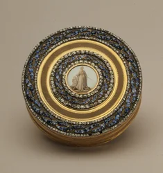 Snusboks med senere miniatyr av et monument til Katarina II, av Johann Gottlieb Scharff, St. Petersburg, 1776 (gull, emalje og edelstener