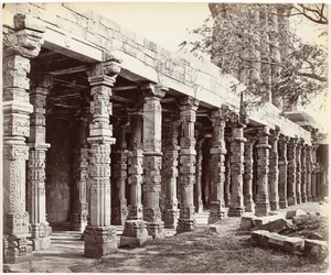 Colonnade møtte ornamenten aan de basis van de Qutb Minar i Delhi Colonnade of Hindoo Pillars, ved Kútub, East Side (original tittel på objekt)