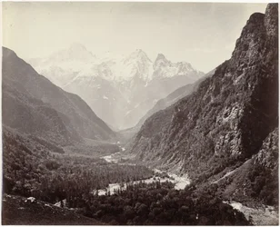 Utsikt over en dal og toppene i Srikanta, India Wooded Valley fra Fulaldaru, med Srikanta-toppene i det fjerne (originaltittel)