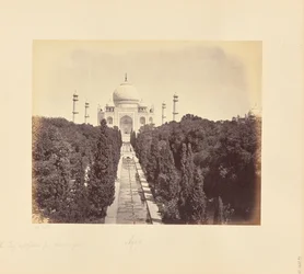 Agra; Taj og hagen sett fra inngangsporten