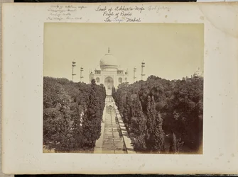 Agra; Taj og hagen, sett fra inngangsporten