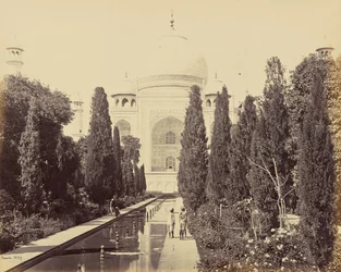 Agra; Taj, sett fra fontenen