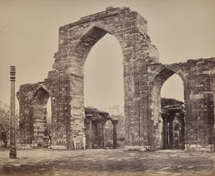 Delhi. Stor bue og jernsøyle nær Qutub Minar, ruinene av gamle Delhi