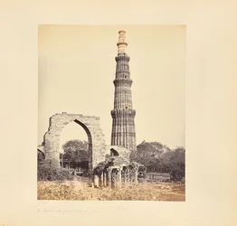Delhi; Kutub-minaren, med den store buen, sett fra vest