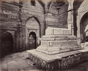 Delhi. Keiser Shums ooo deen Allomshs grav, byggherre for Qutb Minar i ruinene av gamle Delhi