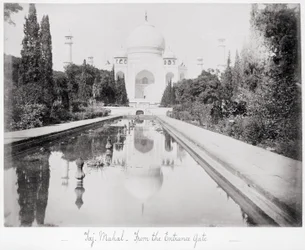 Taj Mahal, sett fra inngangsporten