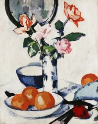 Rosa og mandarinfargede roser i en blå og hvit begerformet vase med appelsiner i en skål og en svart vifte, ca. 1924