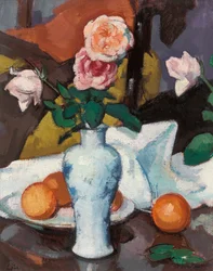 Roser i en vase med appelsiner og en hvit duk,