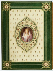 Et ovalt portrett av dronning Elizabeth I (grønt levant marokkansk skinn, kremvannet silke, safirer, pai)