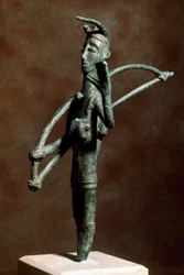 Nuragisk kultur (nuragher), Sardinia: bronsestatuett av en bueskytter. 8.-7. århundre f.Kr. Cagliari, Museo Nazionale Archeologico, Sardinia, Italia