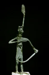 Sardinsk nuragisk kultur: bronsestatuett av en bueskytter. 8.-7. århundre f.Kr., Cagliari, Museo Nazionale Archeologico, Sardinia, Italia
